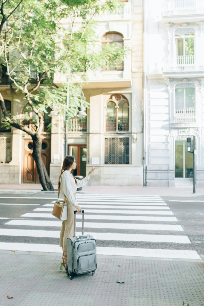 Mulher viajando com uma mala pequena, praticando o minimalismo.
