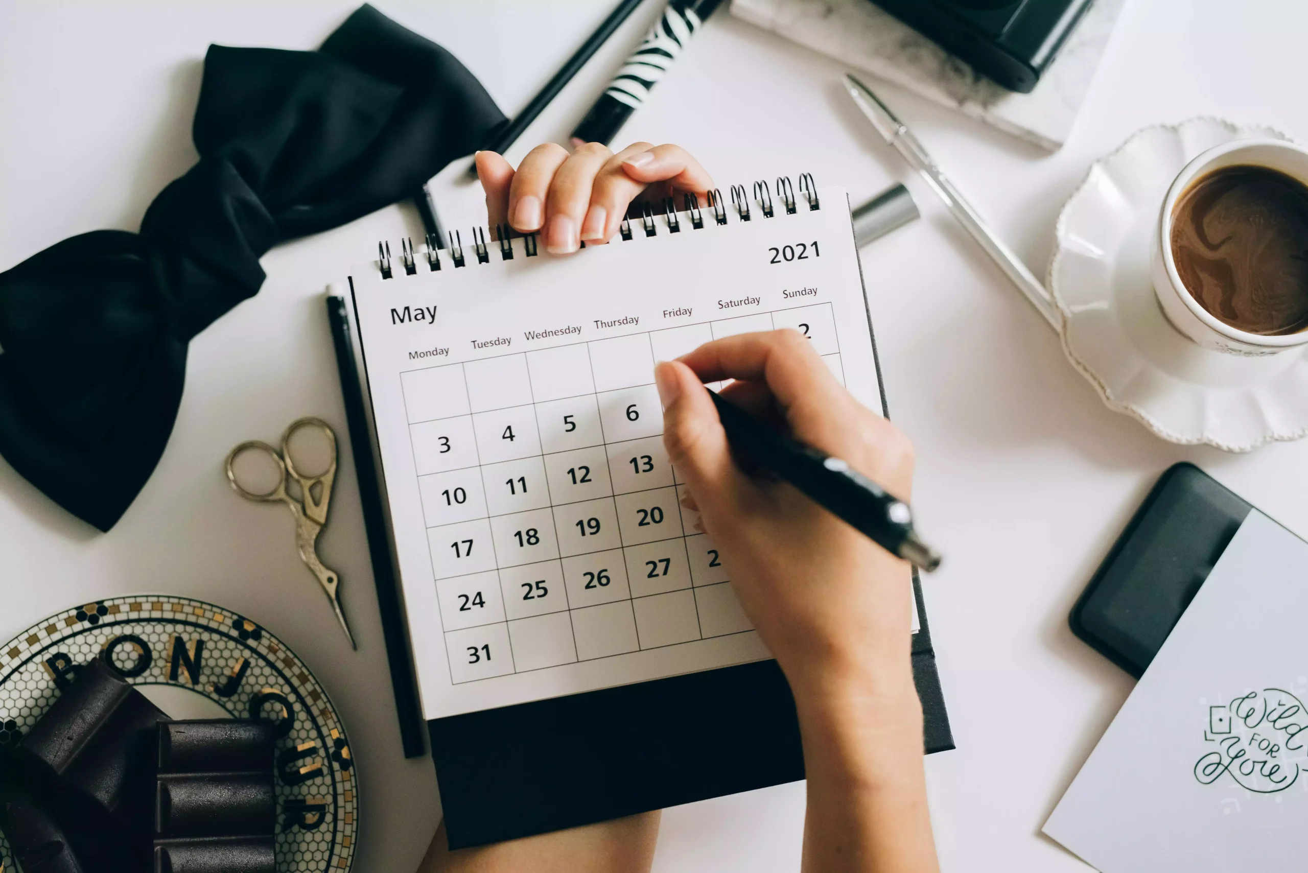 2026 calendário completo em mesa organizada com ambiente clean