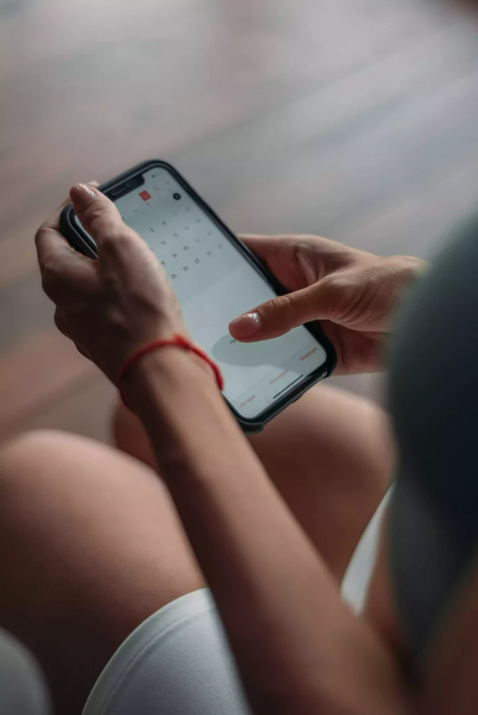 Agenda online aberta em smartphone sincronizada com computador