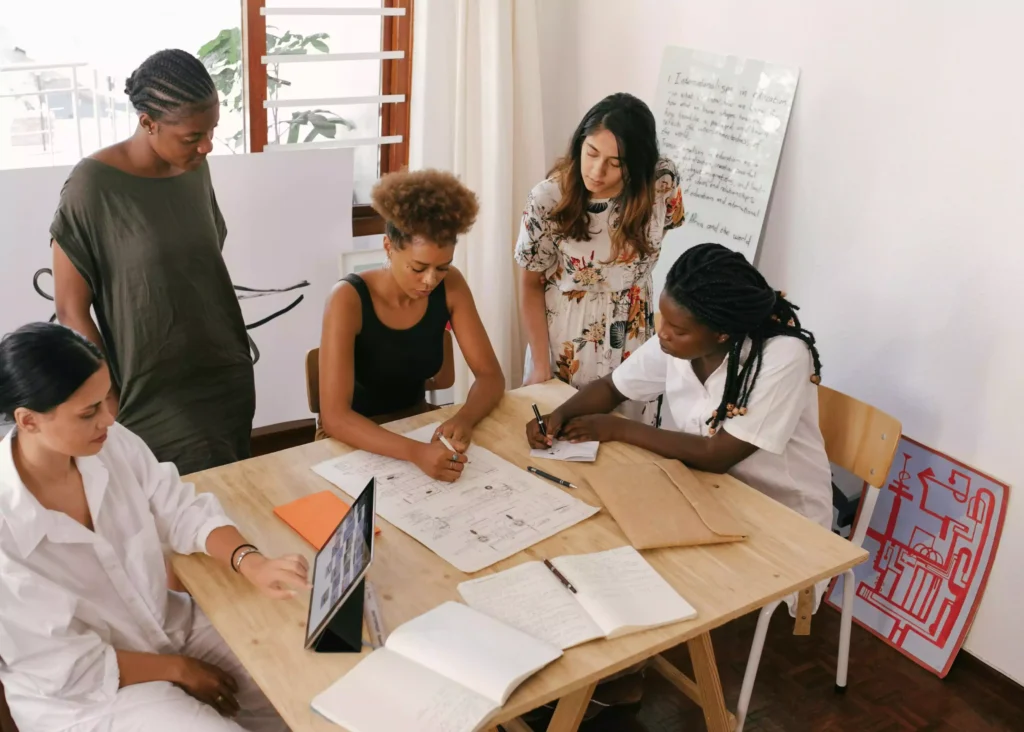 Equipe usando apps de produtividade para colaboração online