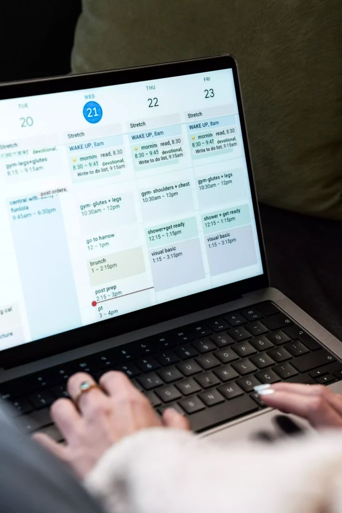 "Calendário semanas completo 2026 em parede minimalista