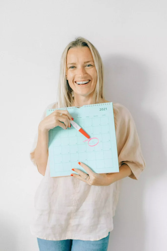 "Mulher organizando rotina com calendário de 2026 completo