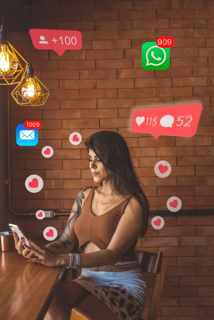 Mulher organizando agenda no celular com apps de produtividade