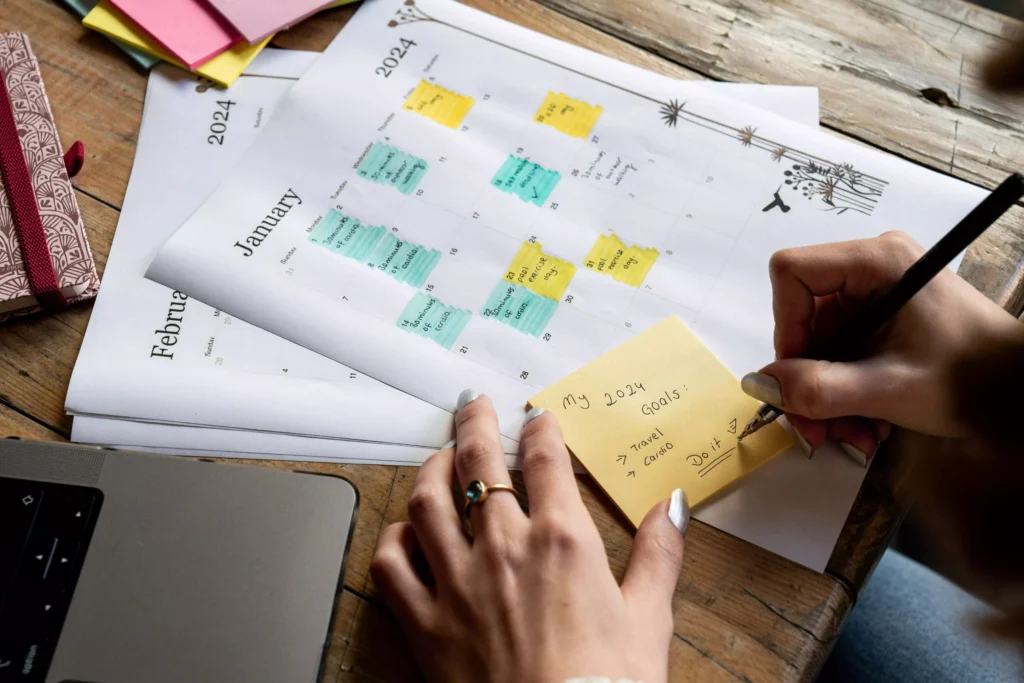 Mulher planejando metas finais com calendário de 2026 completo