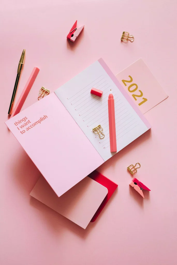 Planner criativo com colagens e frases inspiradoras