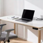 Conjunto home office minimalista com mesa, cadeira confortável e itens essenciais