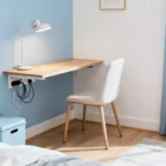 Home office pequeno com mesa compacta, luminária e organização invisível