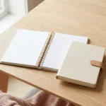 diferença entre planner e agenda: os dois lado a lado sobre mesa de madeira clara