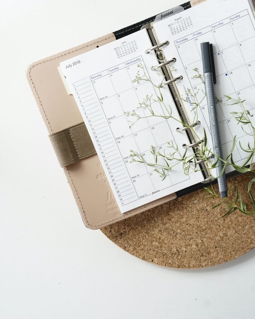 estrutura interna de planner semanal com páginas em branco sobre mesa clara - por que abandono o planner