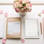 planner personalizado ou pronto: quatro opções lado a lado sobre mesa clara com flores