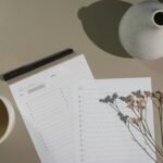 planner personalizado aberto sobre mesa de madeira com xícara de café - por que abandono o planner