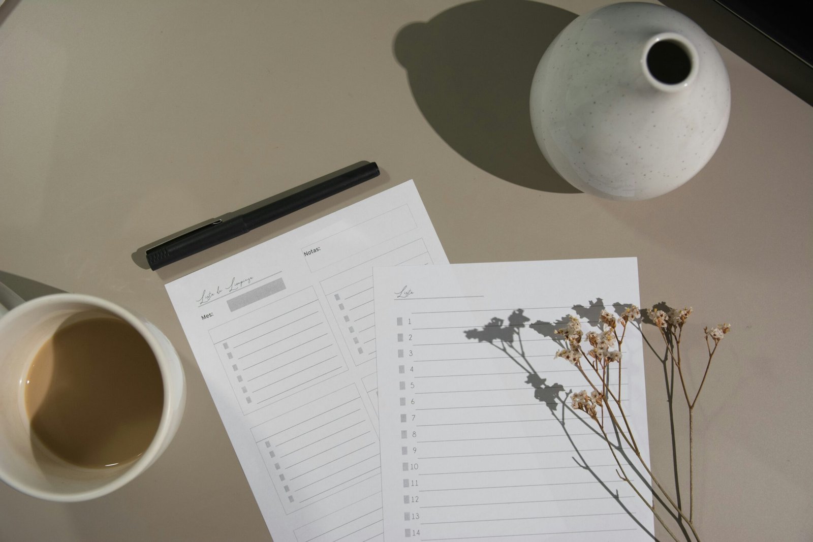 planner personalizado aberto sobre mesa de madeira com xícara de café - por que abandono o planner