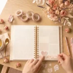 personalizar planner pronto com adesivos e canetas sobre mesa clara