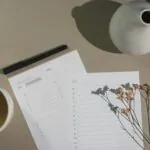 planner personalizado aberto sobre mesa de madeira com xícara de café - por que abandono o planner